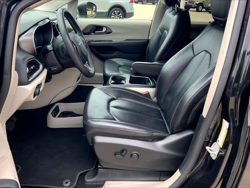 Used 2023 Chrysler Pacifica Touring-L FWD image 8