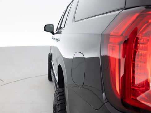 Used 2022 GMC Yukon XL SLT w/ SLT Luxury Package image 13