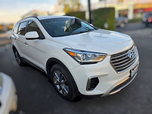 Used 2017 Hyundai Santa Fe SE image 2