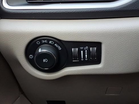 Used 2024 Chrysler Pacifica Touring-L FWD image 11