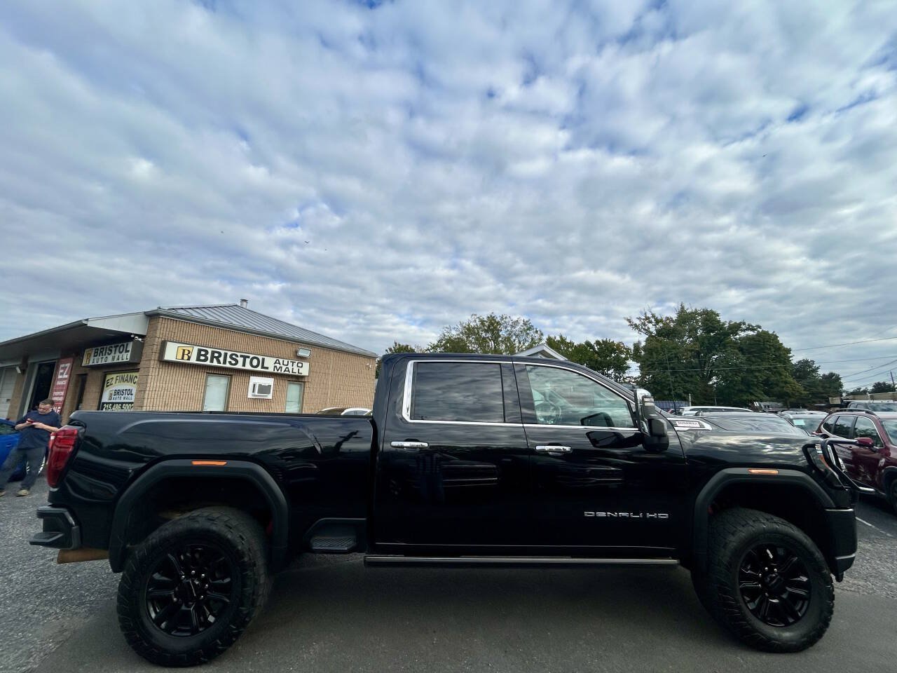 Used 2021 GMC Sierra 2500 Denali w/ Denali Black Diamond Edition AWD/4WD image 2