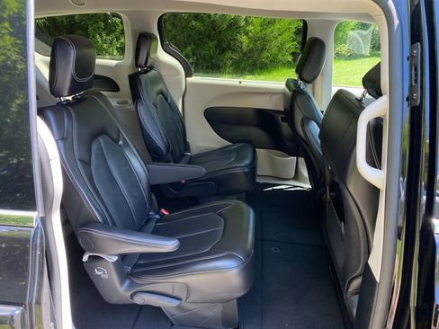 Used 2024 Chrysler Pacifica Touring-L FWD image 34