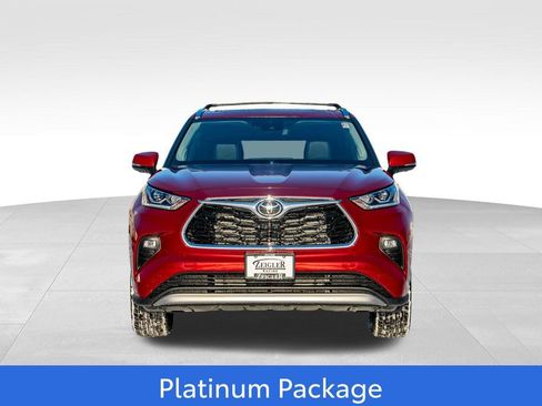 New 2026 Toyota Highlander Platinum image 2
