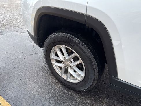 Used 2024 Jeep Grand Cherokee Laredo X image 21