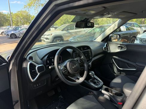 Used 2025 Kia Soul LX w/ LX Technology Package FWD image 31