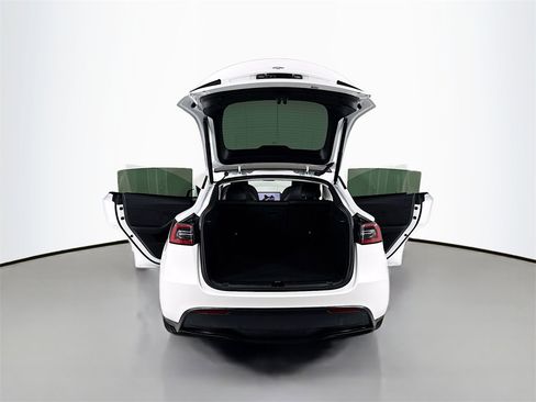 Used 2023 Tesla Model Y 2WD image 32