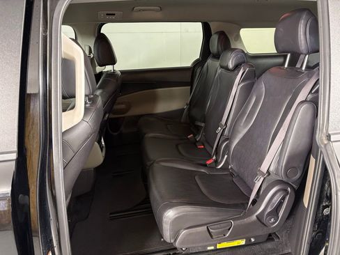 Used 2025 Kia Carnival image 37