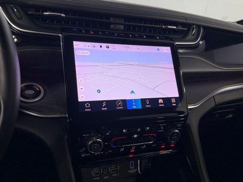 Used 2022 Jeep Grand Cherokee Overland w/ Advanced Protech Group III AWD/4WD image 17