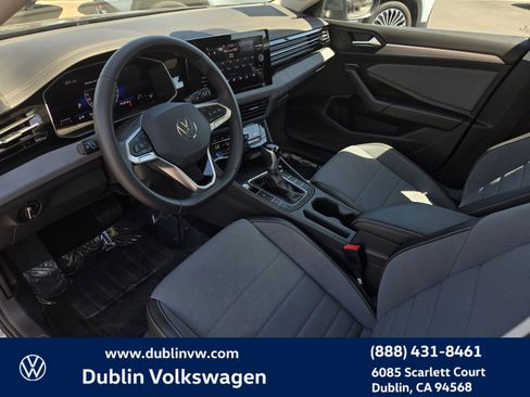 Certified 2025 Volkswagen Jetta SE w/ Sunroof Package FWD image 9