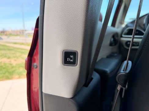 Used 2018 Chrysler Pacifica Touring-L image 31