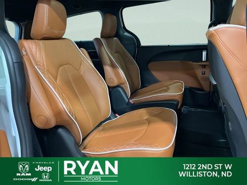 New 2026 Chrysler Pacifica Pinnacle AWD/4WD image 36