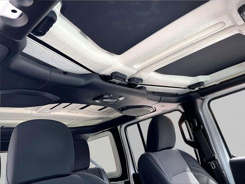 Used 2018 Jeep Wrangler Unlimited Sport S image 19