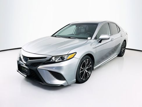 Used 2020 Toyota Camry SE FWD image 3