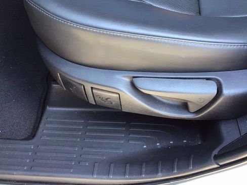 Used 2023 Toyota Highlander Limited image 17