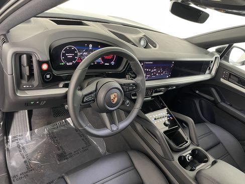 Used 2025 Porsche Cayenne Coupe AWD/4WD image 4