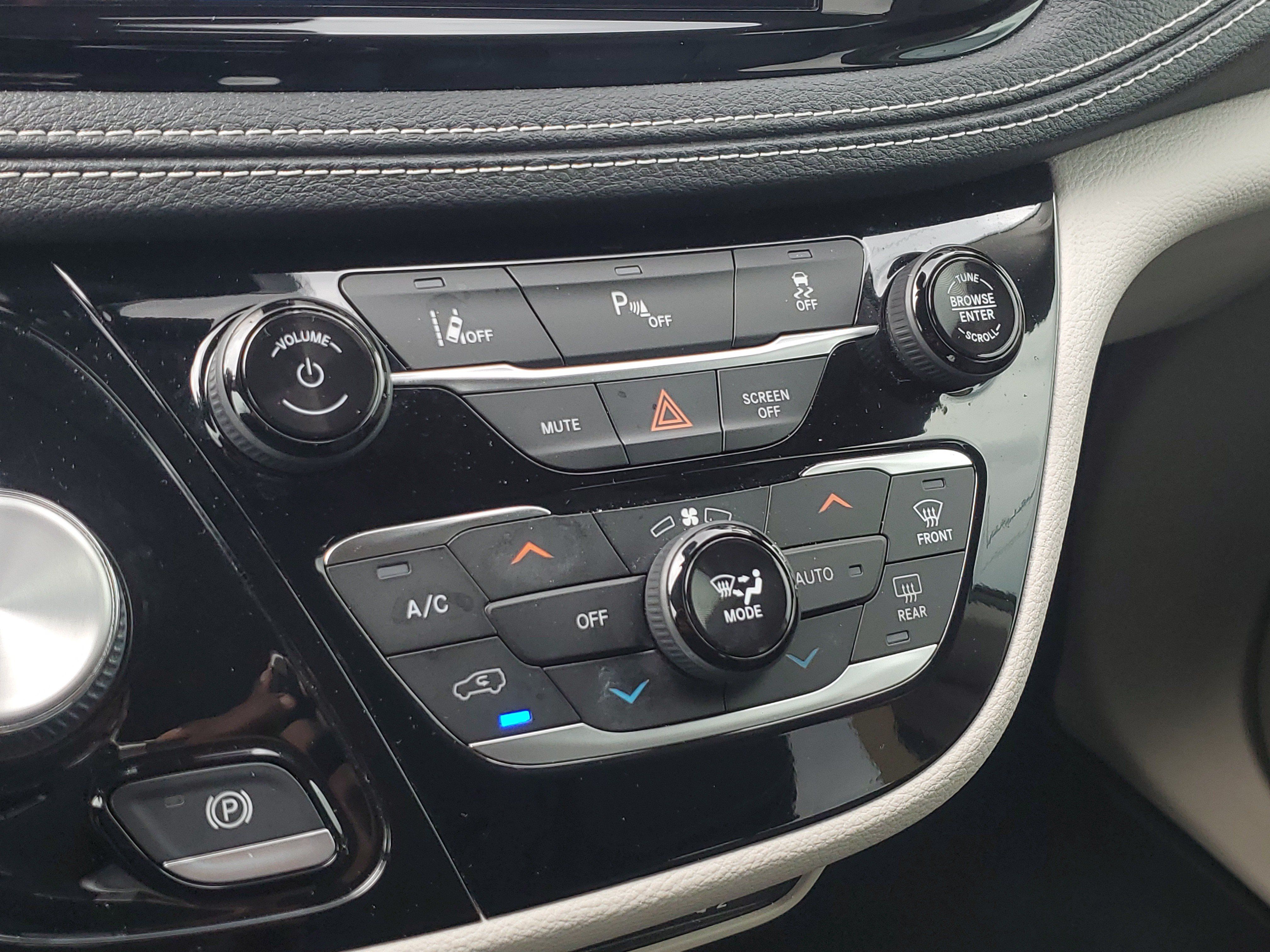 Used 2022 Chrysler Pacifica Touring-L FWD image 25