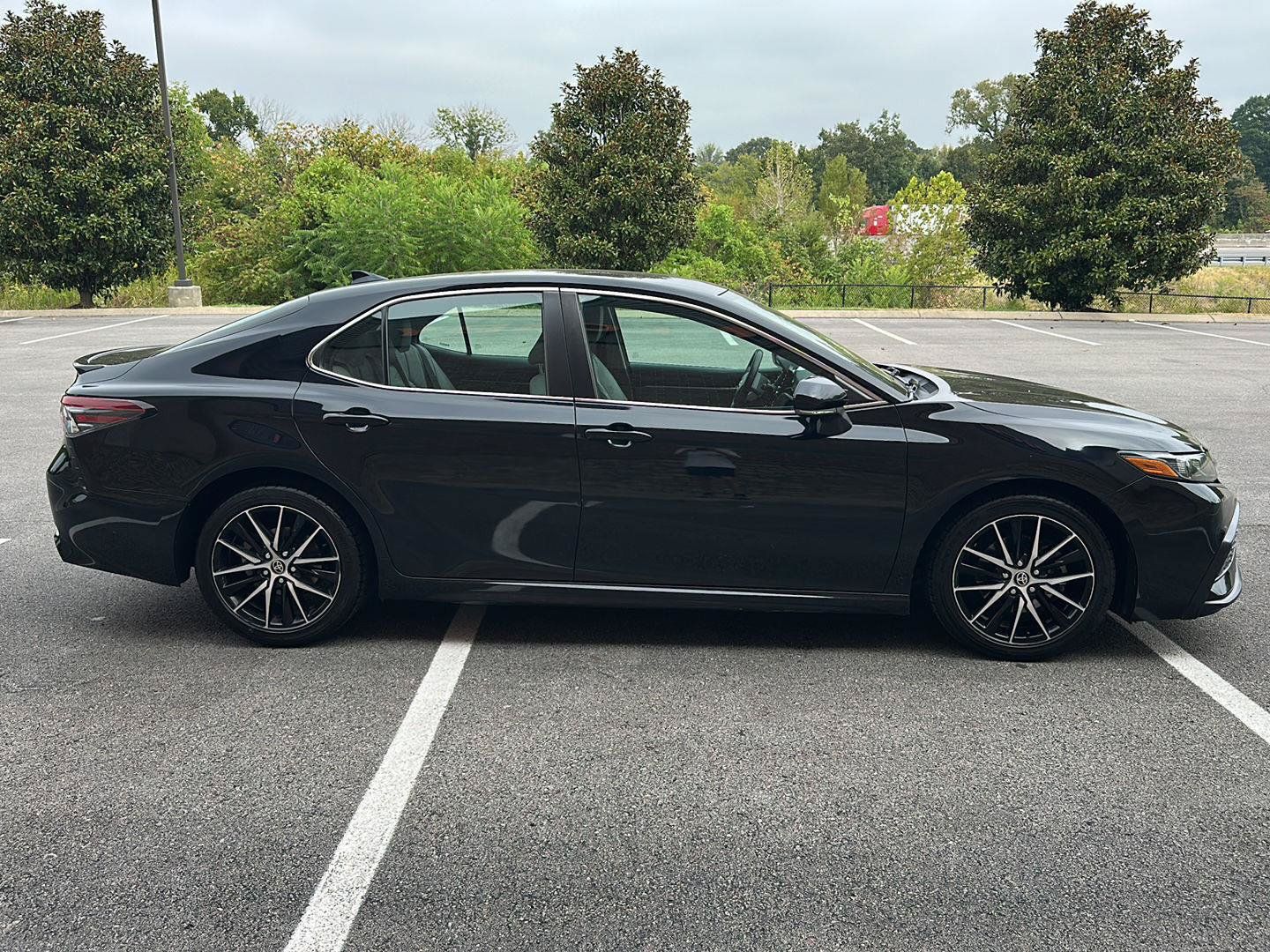 Used 2022 Toyota Camry SE FWD image 6
