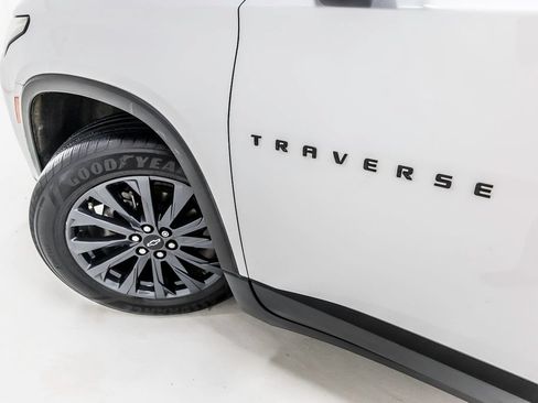 Used 2022 Chevrolet Traverse RS FWD image 11