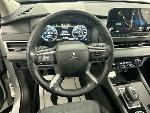Used 2022 Mitsubishi Outlander SE image 4
