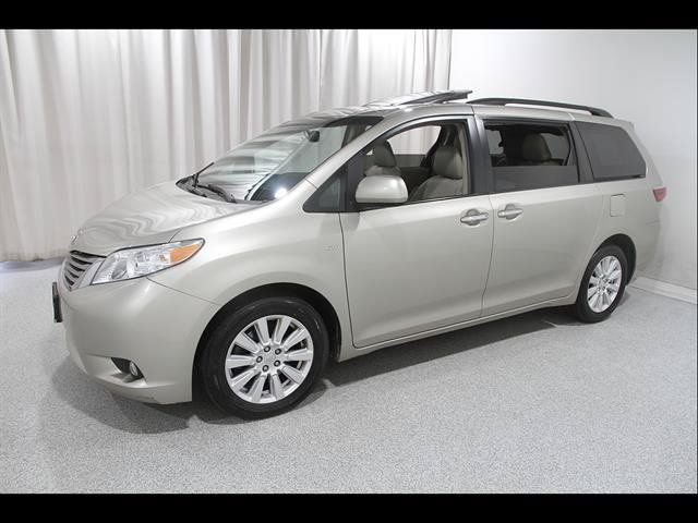 Used 2017 Toyota Sienna XLE Premium AWD/4WD image 3