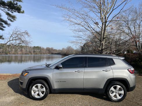 Used 2019 Jeep Compass Latitude image 10