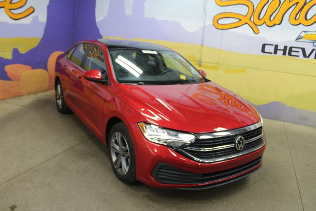 Used 2023 Volkswagen Jetta SE w/ Panoramic Sunroof Package FWD image 2