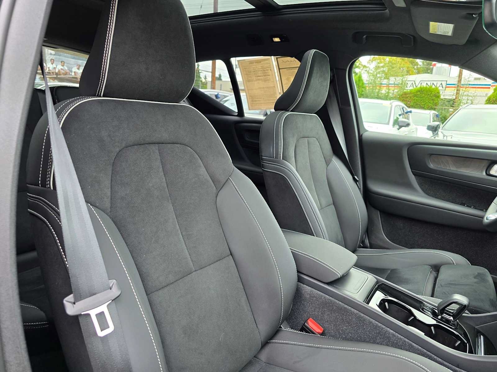 Used 2024 Volvo XC40 Recharge Plus w/ Protection Package Premier AWD/4WD image 11