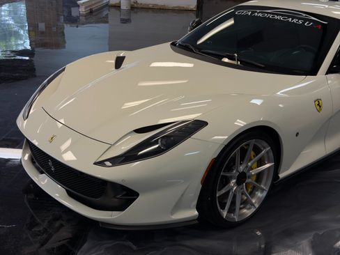 Used 2018 Ferrari 812 Superfast RWD image 3