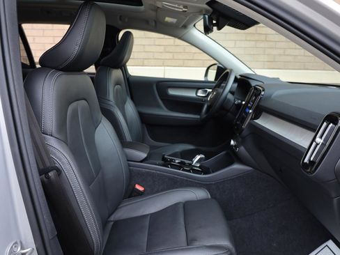 Used 2025 Volvo XC40 B5 Plus AWD/4WD image 29