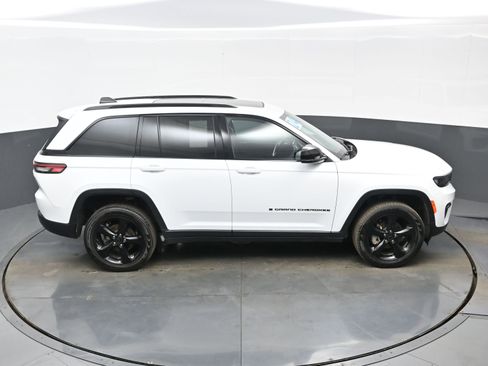 Used 2024 Jeep Grand Cherokee Limited w/ Black Appearance Package image 38