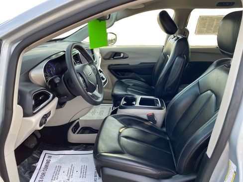 Used 2023 Chrysler Pacifica Touring-L FWD image 10