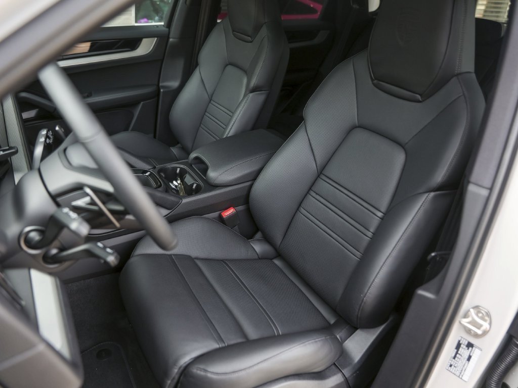 Certified 2026 Porsche Cayenne AWD/4WD image 5