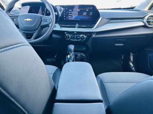 Used 2025 Chevrolet Trax LT image 21