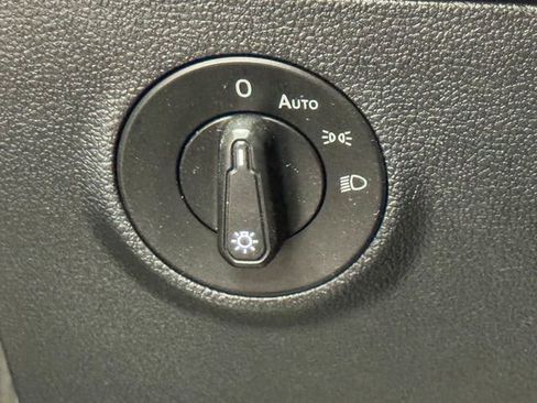 Used 2024 Volkswagen Taos SE w/ Panoramic Sunroof Package image 40