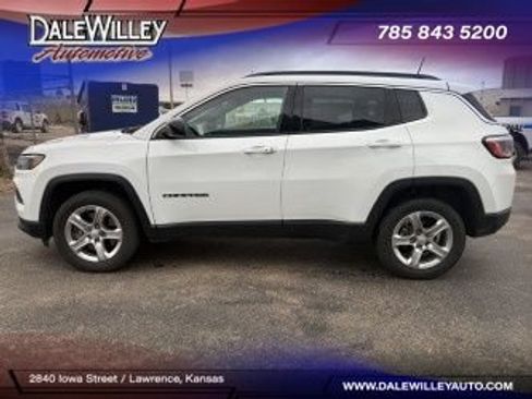 Used 2023 Jeep Compass Latitude AWD/4WD image 1