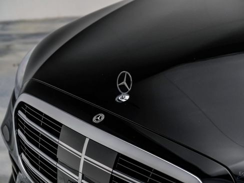 Used 2024 Mercedes-Benz S 580 4MATIC Sedan w/ AMG Line image 31