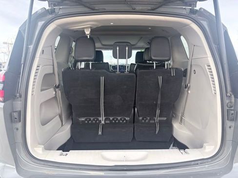 Used 2023 Chrysler Pacifica Limited image 25