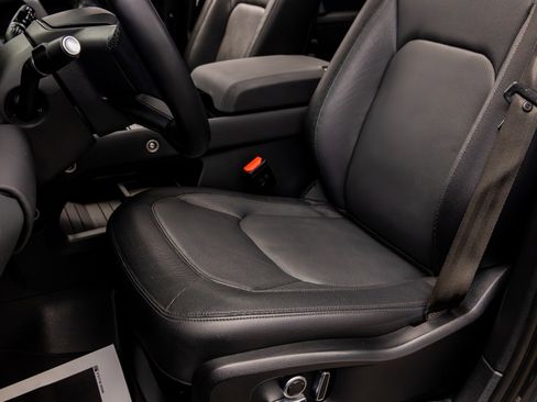 Used 2023 Land Rover Defender 130 X-Dynamic SE image 28