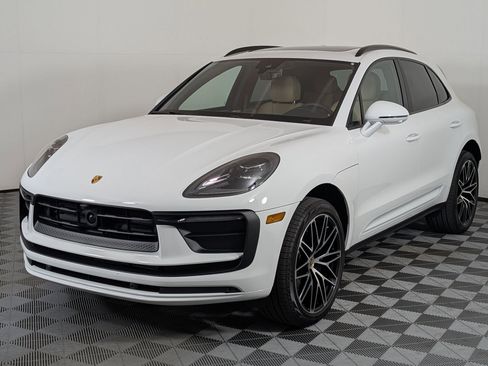 Certified 2025 Porsche Macan image 1