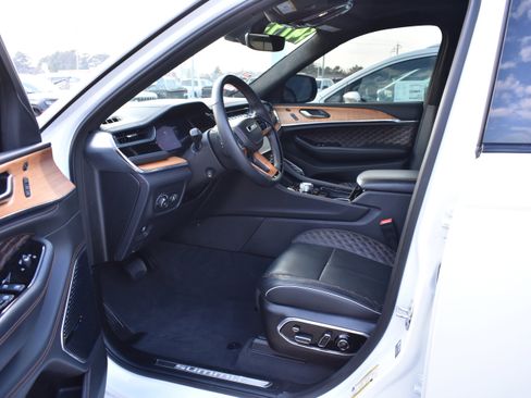Used 2024 Jeep Grand Cherokee Summit image 12