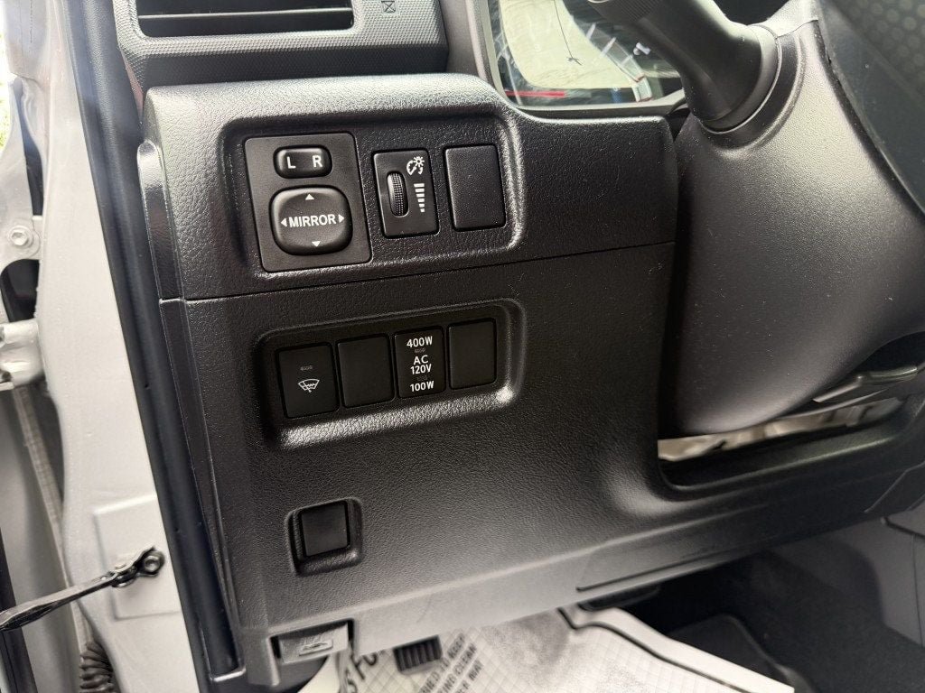 Used 2018 Toyota 4Runner SR5 AWD/4WD image 12