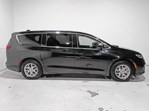 Used 2024 Chrysler Pacifica Touring-L FWD image 7