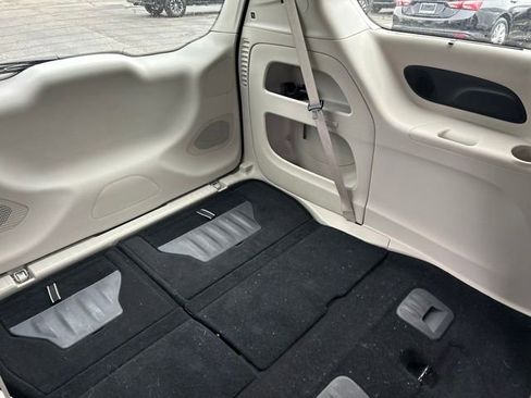 Used 2023 Chrysler Pacifica Limited FWD image 9