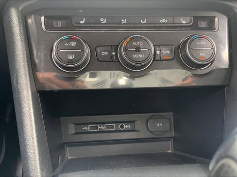 Used 2019 Volkswagen Tiguan SE image 34