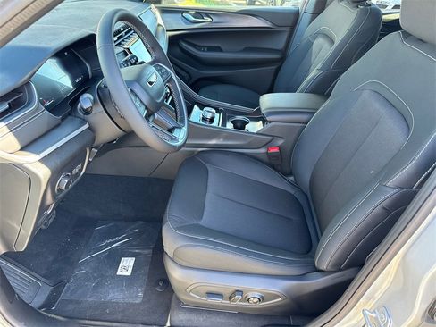 New 2025 Jeep Grand Cherokee Laredo image 24