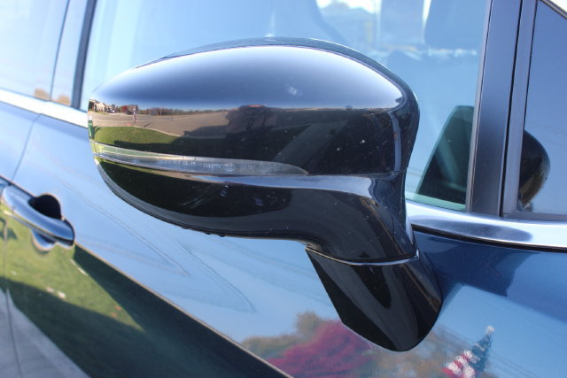 Used 2024 Chrysler Pacifica Limited FWD image 2