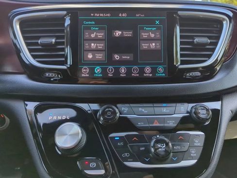 Used 2020 Chrysler Pacifica Limited FWD image 19