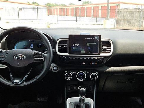 Used 2024 Hyundai Venue Limited FWD image 10