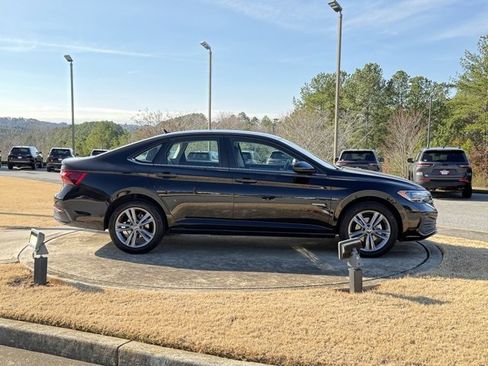 Used 2024 Volkswagen Jetta SE image 8