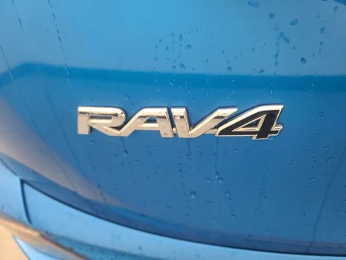 Used 2018 Toyota RAV4 LE image 11